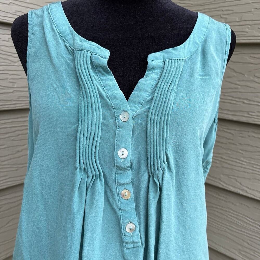 41 Hawthorn, women's size L sleeveless with partial button-down and rounded hem